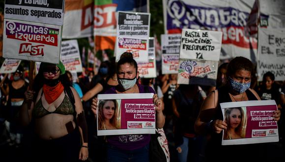 Mujeres marchan durante una manifestación en el marco de la conmemoración del Día Internacional de la Mujer en Buenos Aires, el 8 de marzo de 2021. (Foto de RONALDO SCHEMIDT / AFP)
