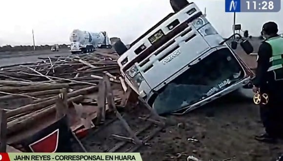 Violento choque entre bus y camión dejó al menos 20 pasajeros heridos en Huaura, región Lima.  (Captura: Canal N)
