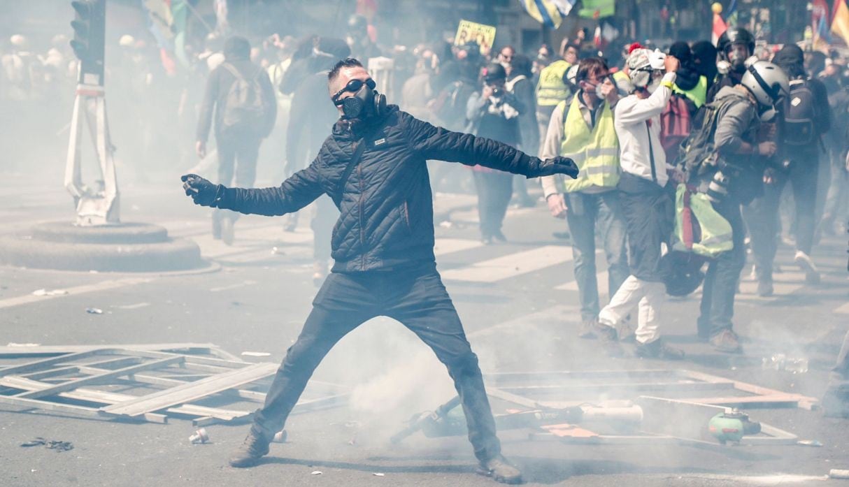 Las fuerzas de seguridad y los "black blocs" (militantes anticapitalistas y antifascistas vestidos de negro y con la cara cubierta) se enfrentaron este miércoles en París, Francia. (Foto: AFP)
