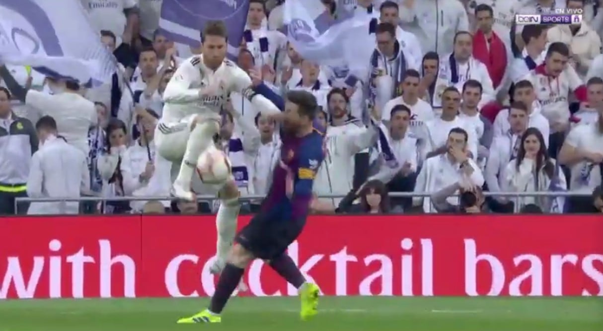 La brutal agresión de Sergio Ramos a Messi en el clásico Real Madrid vs. Barcelona