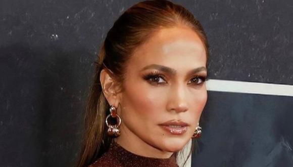 Jennifer Lopez ha lucido en anteriores ocasiones el collar de oro que le regaló Ben Affleck, pero ahora se animó a mostrarlo a todos sus seguidores. (Foto: Getty Images)