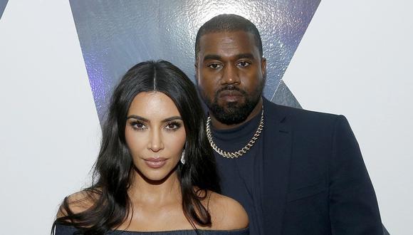 Kim Kardashian está “investigando” las afirmaciones de que su exesposo Kanye West le mostró a sus exempleados fotos atrevidas de ella . (Foto: Getty)