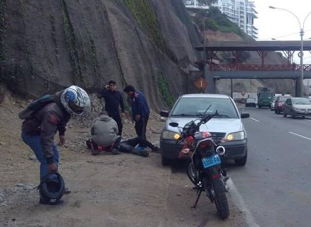 Un aparatoso accidente ocurrió esta mañana en la Costa Verde. (Foto: Facebook/Andrea Chipoco Barnechea)