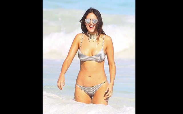 ¿Eiza González "manchó" la parte inferior de su bikini en pleno día de playa?