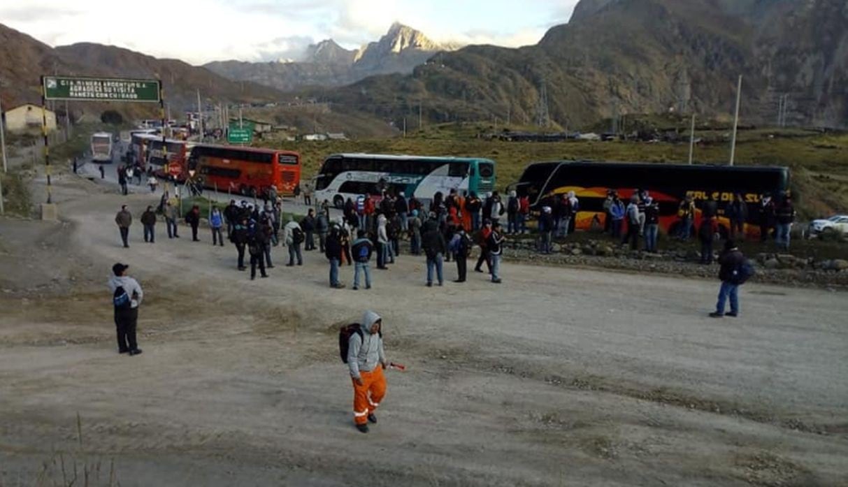 Mineros bloquean Carretera Central en Morococha y hay decenas de vehículos varados. Foto: Twitter / Spacio Libre