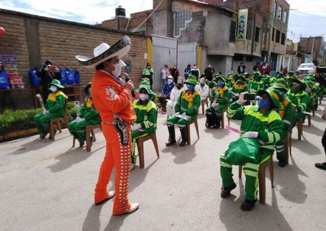 Huancayo: Policía llevó regalos y mariachis a 60 trabajadoras de limpieza pública por el Día de la Madre. (Foto: Andina)