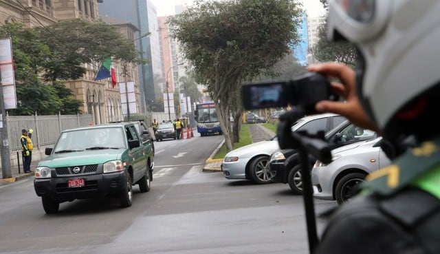 El plan Pico y placa es una medida de restricción obligatoria en el área urbana dirigida a vehículos privados en horarios 'pico'. (Foto: Andina)