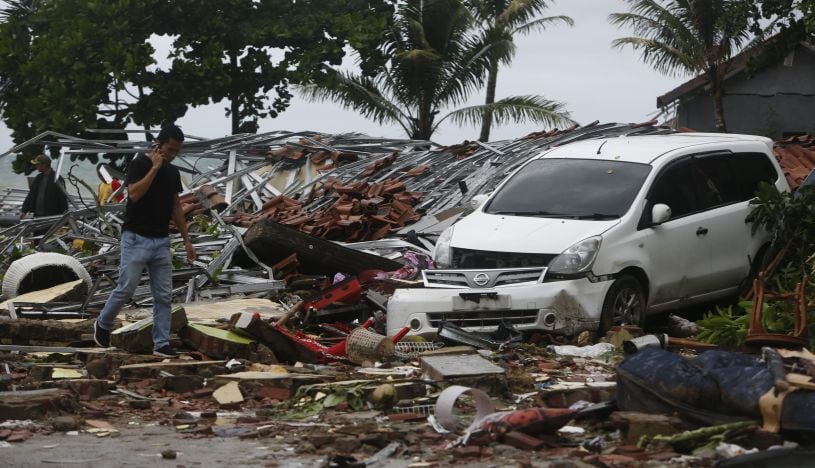 Al menos 222 personas perdieron la vida, 843 resultaron heridas y 28 permanecen desaparecidas en Indonesia a raíz del tsunami que golpeó anoche las costas del Estrecho de Sonda. (Foto: EFE)