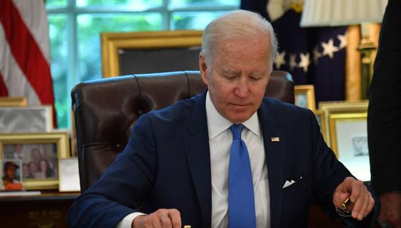 El presidente de EE. UU., Joe Biden, promulga la Ley de Préstamo y Arriendo para la Defensa de la Democracia de Ucrania de 2022, en la Oficina Oval de la Casa Blanca en Washington, DC, el 9 de mayo de 2022. (Foto de Nicolás Kamm / AFP)
