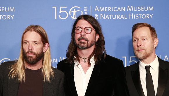 Taylor Hawkins, Dave Grohl y Nate Mendel de la banda de rock estadounidense Foo Fighters. (Photo by KENA BETANCUR / AFP)