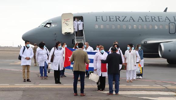 Los galenos en su arribo al aeropuerto internacional "Crnl. FAP Carlos Ciriani Santa Rosa" de Tacna. Luego fueron trasladados a Moquegua