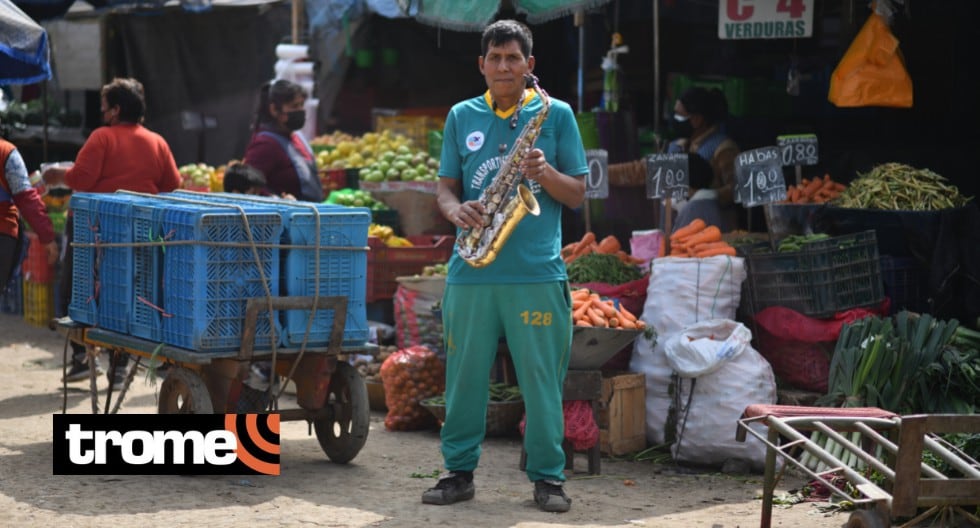 Estibador huancavelicano que trabaja en mercado de 'Tierra Prometida' es un diestro saxofonista