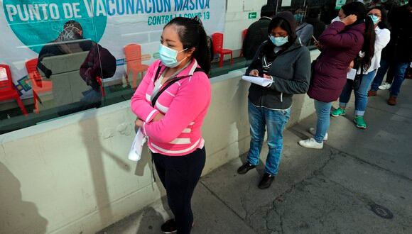 Varias personas hacen fila para recibir una vacuna contra el COVID-19, en un punto de vacunación en La Paz (Bolivia). (Foto: EFE/Martin Alipaz)
