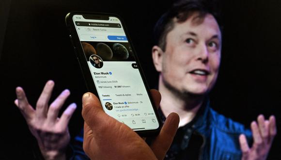 En esta ilustración de foto de archivo, la pantalla de un teléfono muestra la cuenta de Twitter de Elon Musk con una foto de él en el fondo, el 14 de abril de 2022, en Washington, DC. (Foto de Olivier DOULIERY / AFP)