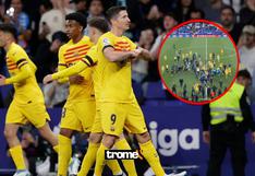 Hinchas del Espanyol invaden el campo durante la celebración del Barcelona y jugadores huyen aterrados
