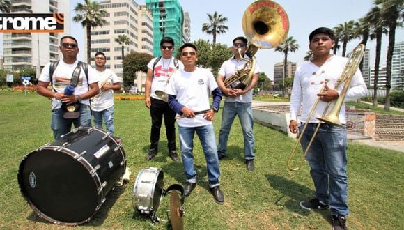 Jóvenes han llegado hasta Punta Negra tocando sus instrumentos. (Foto: Trome)
