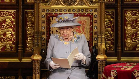 En esta foto de archivo tomada el 11 de mayo de 2021, la Reina Isabel II de Gran Bretaña lee el Discurso de la Reina en el Trono del Soberano en la cámara de la Cámara de los Lores durante la Apertura Estatal del Parlamento en las Casas del Parlamento en Londres el 11 de mayo de 2021. (Foto de Chris Jackson / AFP)