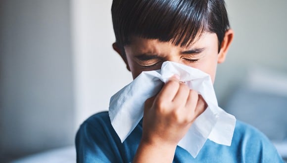Tanto la rinitis alérgica como las infecciones respiratorias comparten síntomas como la congestión y secreción nasal, así como estornudos. (Foto: Getty Images)