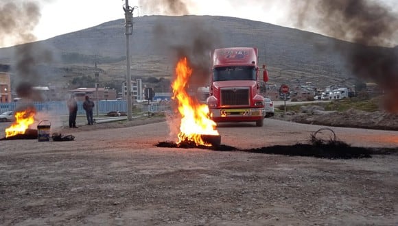 Los pobladores han colocado piedras y han quemado llantas en los accesos al distrito de Challhuahuacho y a la minera Las Bambas. (Foto: Ñawpaqman Cotabambas)