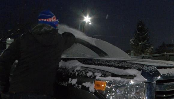 "Los ángeles de la nieve" limpian a diario los autos del personal médico en medio de la ola de frío que azota EEUU. (Foto: Captura KPAX-TV)