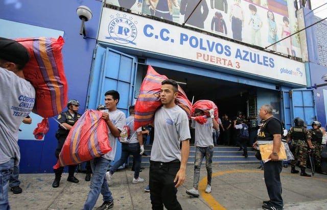 Los sacos contaban con unas 3 mil prendas de vestir falsificadas.(Foto: Andina)