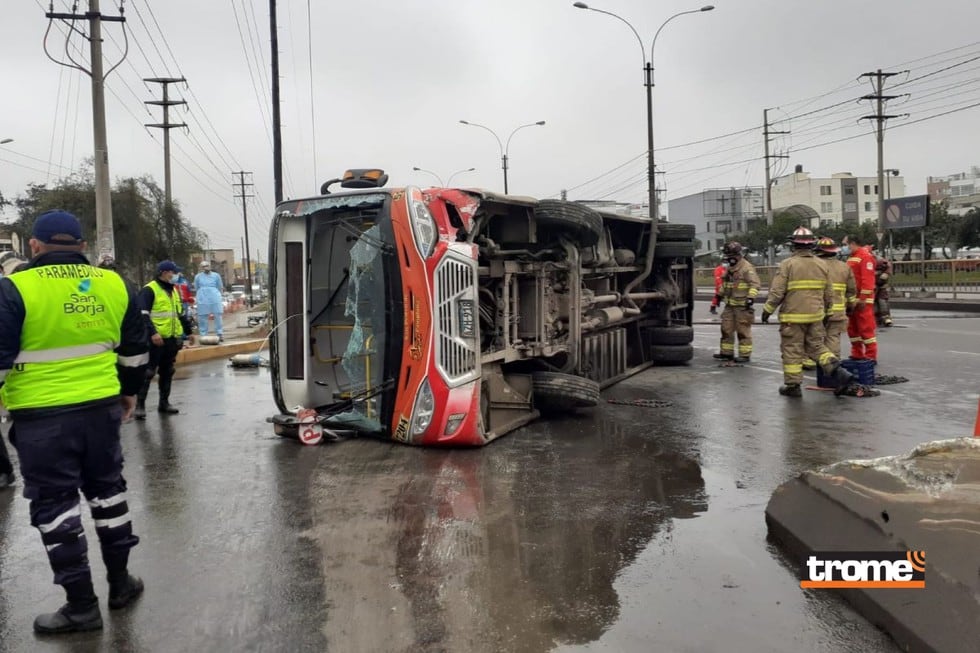 Bus de transporte público de la empresa "San Pedro de Pamplona" se despistó tras evitar impactar con vehículo interprovincial "Perubus", en la cuadra 28 de Circunvalación, en el distrito de San Borja. Foto: Mónica Rochabrum