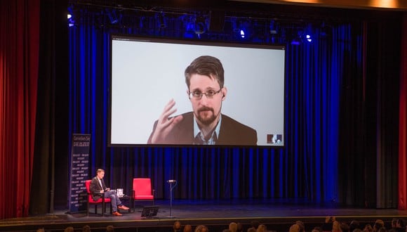 Edward Snowden publicó en su cuenta de Twitter una encuesta pública sobre las consecuencias de la posible desaparición de las mayores redes sociales. (Foto: Jorg Carstensen / dpa / AFP)