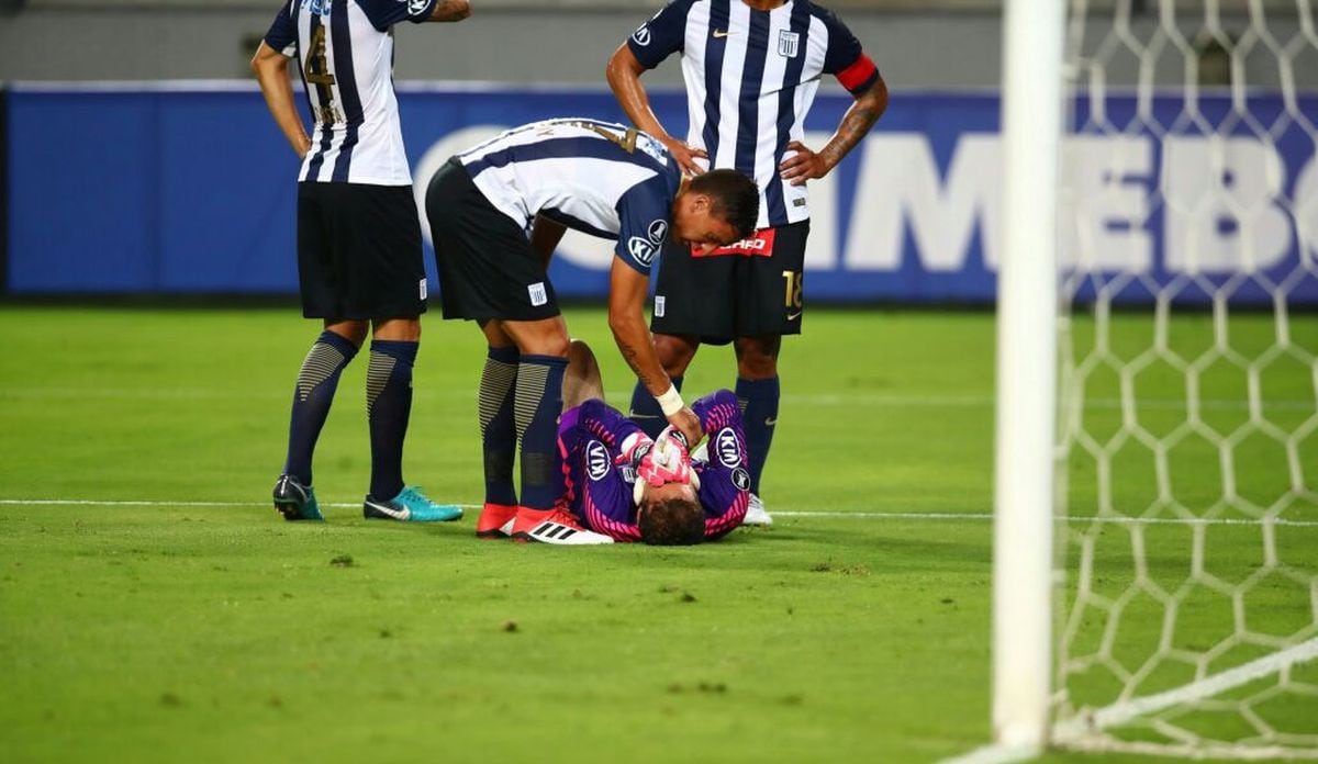 Alianza: Leao Butrón se lesionó, se negó a salir pero no pudo más y fue sustituido en duelo con Boca [Foto: Gian Ávila - Trome.pe]