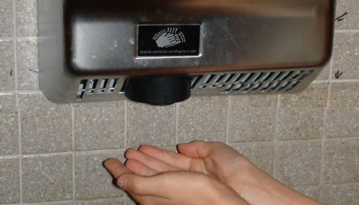Mucho cuidado al utilizar los secadores de manos de baños públicos