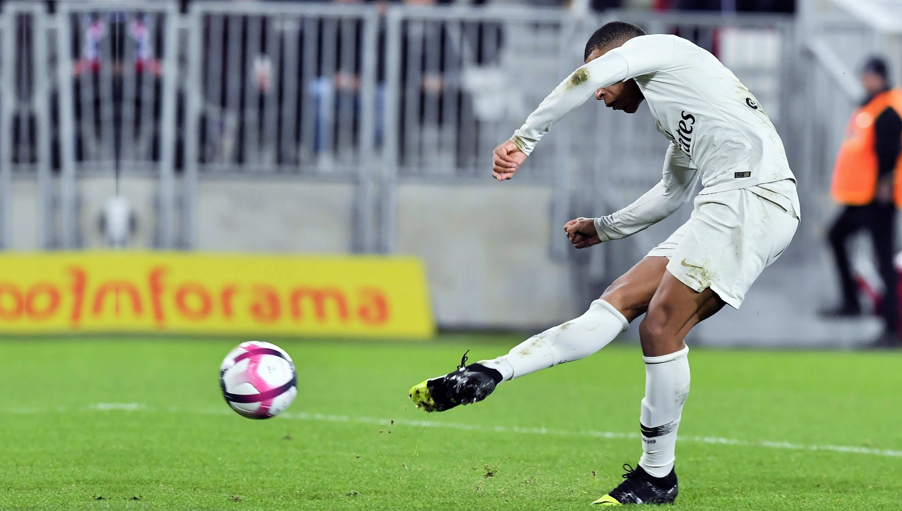 Kylian Mabppé anota el segundo gol del PSG ante Burdeos