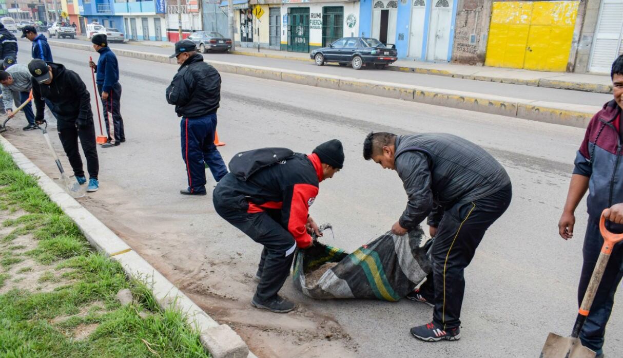 120 exreclusos y sentenciados limpian calles en Juliaca