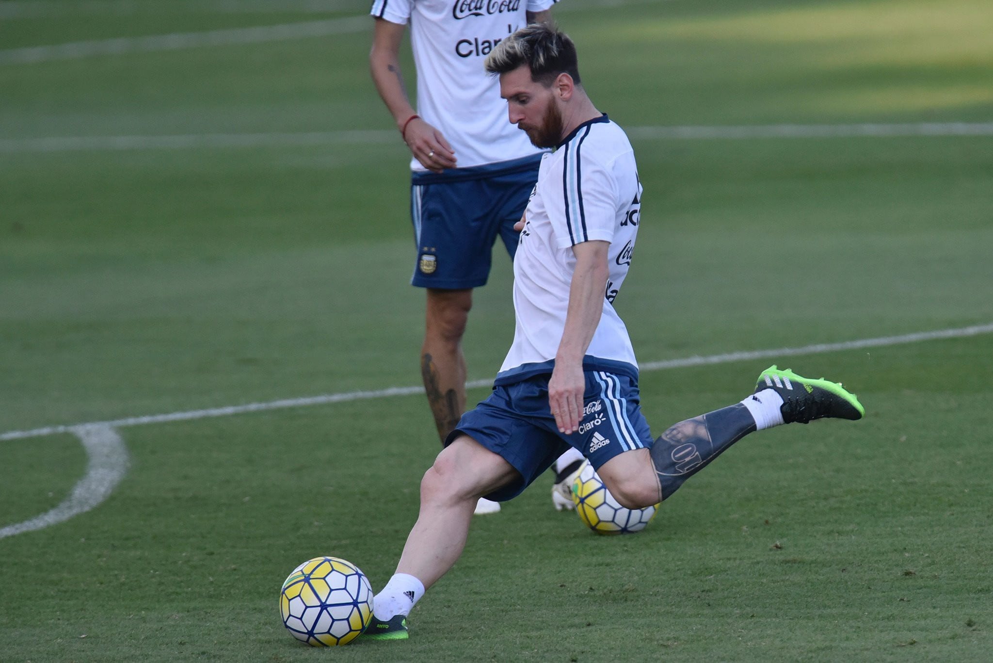 Lionel Messi lució su nuevo tatuaje horas previas al Argentina vs Brasil.