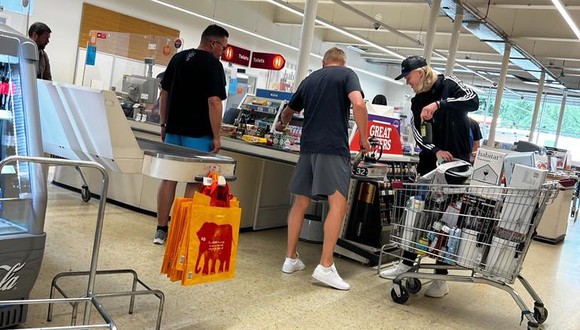Erling Haaland es captado haciendo compras para el hogar en Inglaterra. (Foto: Tw Tom Young)