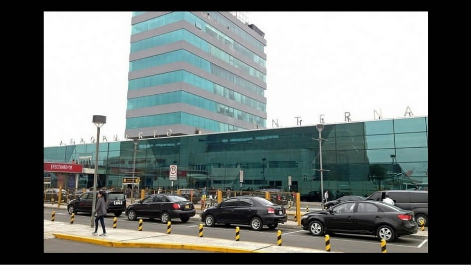 La Gerencia de Transporte Urbano (GTU) de la Municipalidad del Callao realizó un operativo contra los taxis no registrados que operan dentro del aeropuerto internacional Jorge Chávez, de los cuales la mayoría pertenecen a aplicativos móviles.
