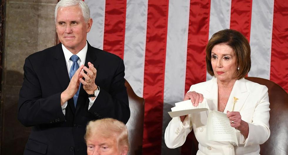 La presidenta de la Cámara de Representantes de los Estados Unidos, Nancy Pelosi, rasga una copia del discurso del presidente de los Estados Unidos, Donald Trump. (AFP)