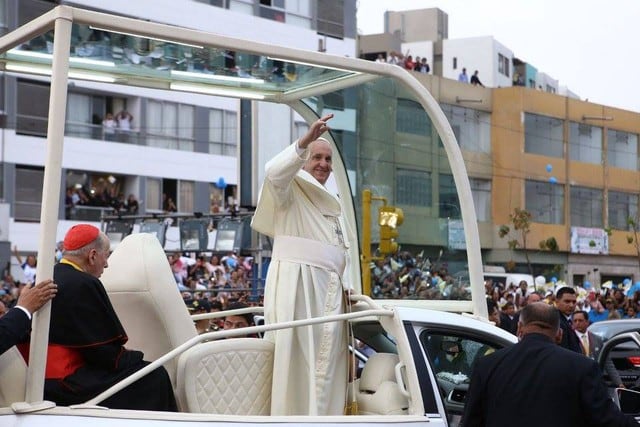 Papa Francisco abordó el 'Papamóvil' tras bendecir la imagen del Inmaculado Corazón de María, en Magdalena. (Fotos: Andina)