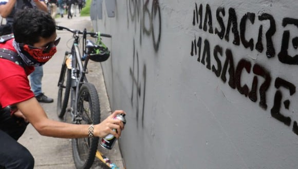 Imagen referencial. Un estudiante realiza un grafiti durante una protesta contra las masacres, en Bogotá. (EFE/Carlos Ortega).