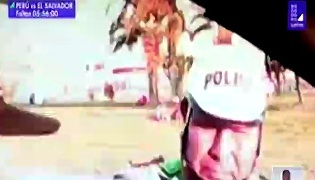 Captan a policía pidiendo coima de 100 soles a chofer chileno. Foto: Captura de Latina