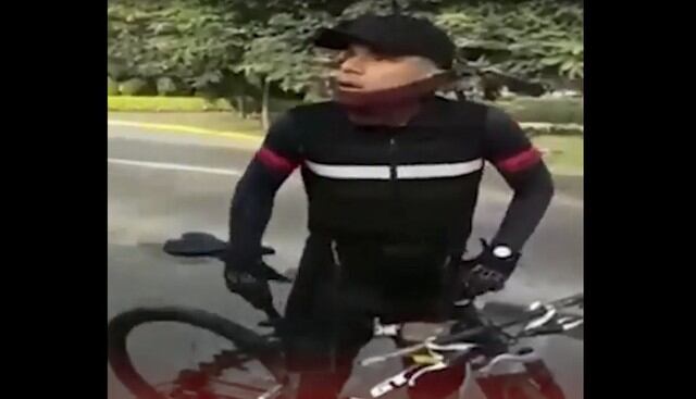 Ciclista insulta a mujer que estaba ayudando a cruzar la pista a señor con discapacidad en San Borja. (Capturas: Facebook)