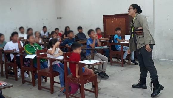 Loreto: Alan Portocarrero Tuesta (20) es estudiante de Educación Secundaria que aprendió de manera autodidacta seis idiomas ahora enseña gratis inglés a niños de bajos recursos, en Iquitos. (Foto Pronabec)