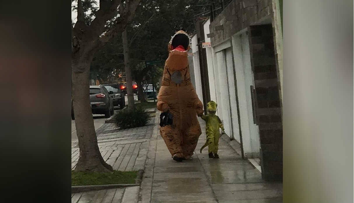 Facebook viral: Papá e hijo se disfrazan de dinosaurios para ir al colegio y enternecen las redes sociales. (Fotos: Steven Anderson Sánchez
