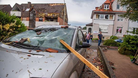 364 / 5.000
Resultados de traducción
Un listón del techo está atascado en el parabrisas de un automóvil estacionado en Paderborn, Alemania occidental, el 20 de mayo de 2022, después de que una tormenta causara daños importantes. - Más de 30 personas resultaron heridas, "entre ellas diez de gravedad" en Paderborn, una ciudad del oeste de Alemania que fue atravesada por un "tornado", dijo a la AFP un portavoz de la policía el 20 de mayo. (Foto de Lino Mirgeler / dpa / AFP)
