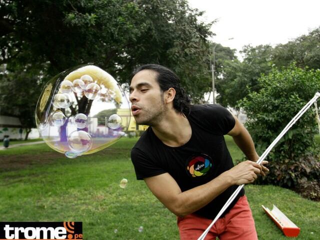 Papito hace burbujas gigantes