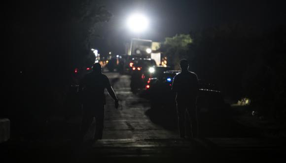 Los socorristas caminan hacia la escena donde se descubrió un camión con remolque con migrantes dentro de las afueras de San Antonio, Texas, el 27 de junio de 2022. (Foto de Sergio FLORES / AFP)
