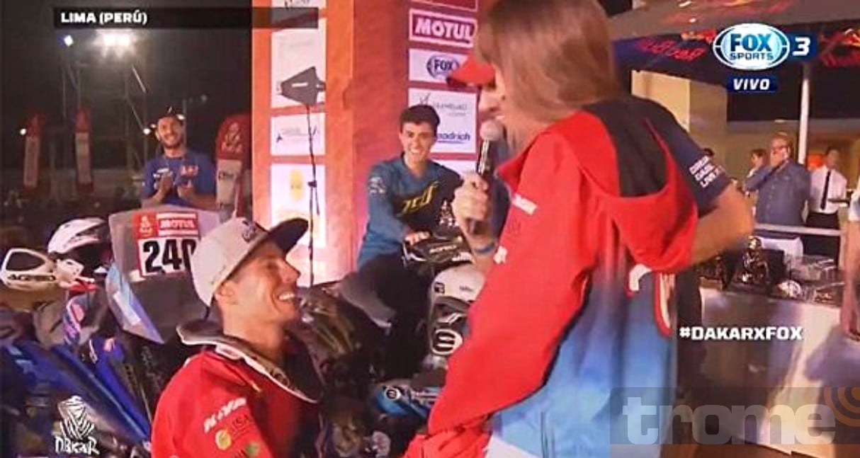 PIloto argentino ganador del Dakar 2019 levantó trofeo y luego pidió matrimonio.