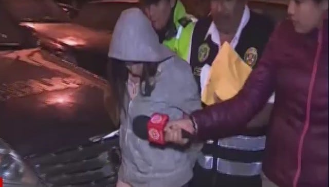 Detienen a mujer que realizaba tocamientos indebidos a niña de 12 años en baño de centro comercial en El Agustino. Foto: Captura de pantalla de América Noticias