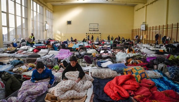 Los niños descansan en un refugio temporal para refugiados de Ucrania en una escuela en Przemysl, cerca de la frontera entre Ucrania y Polonia el 14 de marzo de 2022. (Foto: Louisa GOULIAMAKI / AFP)