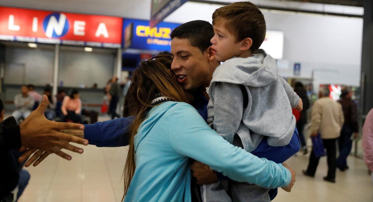 Lágrimas, alegría y nostalgia es lo que mostraron miles de venezolanos al reencontrarse con sus familiares en Lima.