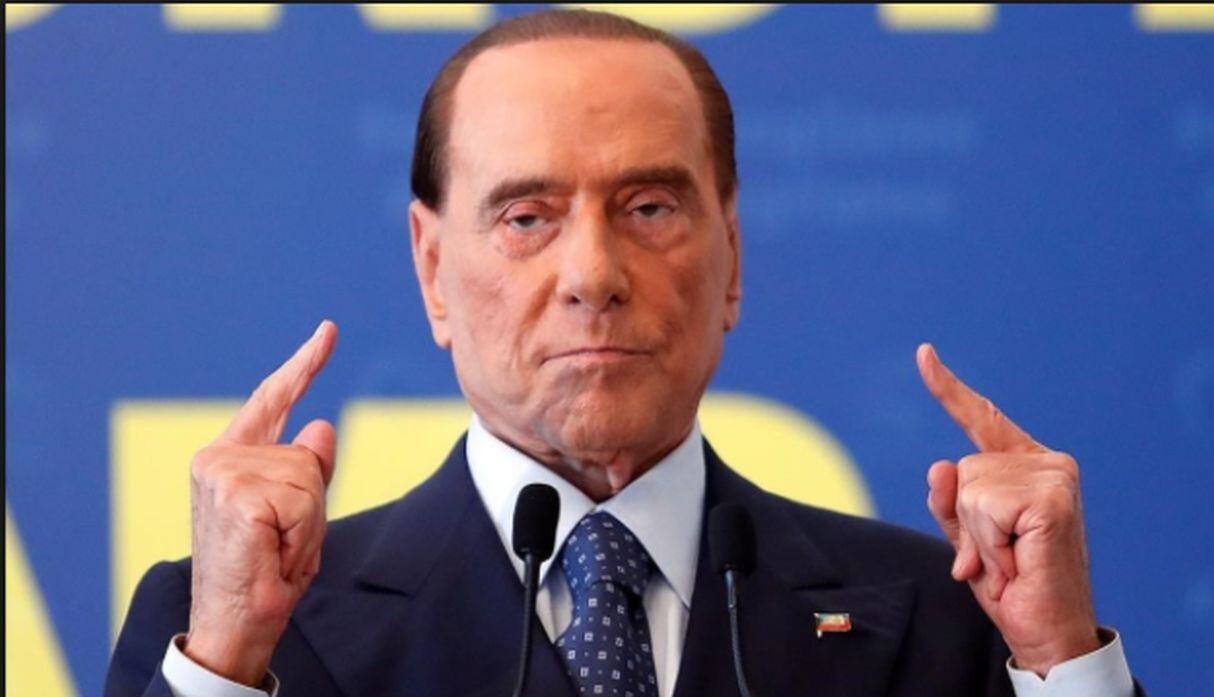 Berlusconi fue confrontado por una activista de FEMEN.