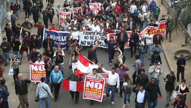 Alcalde y vecinos de Puente Piedra marchan por la Panamericana Norte para exigir nulidad de peajes corruptos. Foto: Alessandro Currarino